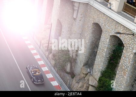 Die Formel-1-Rennstrecke in Monaco für den historischen Grand Prix 2022 wird mit einem Jaguar in die Sonne gefahren. Stockfoto