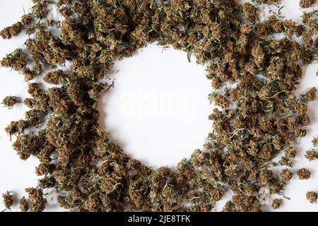 Hintergrund medizinisches Konzept, Marihuanaknospen bilden einen Kreis, um einen Text in der Mitte zu schreiben Stockfoto
