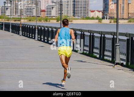 Back-Läufer laufen Marathon am Flussufer Stockfoto