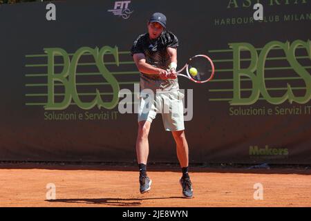 25. Juni 2022, Mailand, Italien: Italien, Mailand, 25 2022. juni: Alexander Shevchenko während des Tennisspiels FEDERICO CORIA (ARG) gegen ALEXANDER SHEVCHENKO (RUS) Semifinale des ATP Challenger Milan im Aspria Harbour Club (Bildnachweis: © Fabrizio Andrea Bertani/Pacific Press via ZUMA Press Wire) Stockfoto