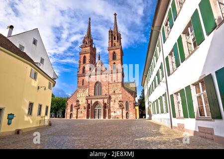 Basel Münsterplatz Ansicht historischer Architektur, Nordwestschweiz Stockfoto