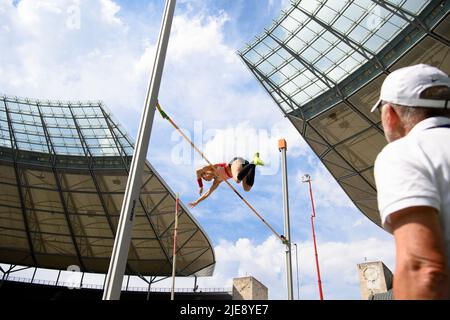 Berlin, Deutschland. 26.. Juni 2022. Leichtathletik: Deutsche Meisterschaft, Entscheidungen. Stabhochsprung, Frauen. Katharina Bauer, TSV Bayer 04 Leverkusen, während des Tresors. Bauer wurde Siebter im Wettbewerb. Quelle: Soeren Stache/dpa/Alamy Live News Stockfoto