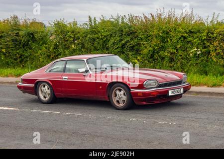 1993, 90s, 90er Jahre roter britischer Jaguar XJ-S 4,0 Auto. 3980cc Benzincoupé; Antike Oldtimer, Oldtimer, die am Hoghton Tower zum Supercar Summer Showtime Car Meet ankommen, das von Great British Motor Shows organisiert wird. Stockfoto