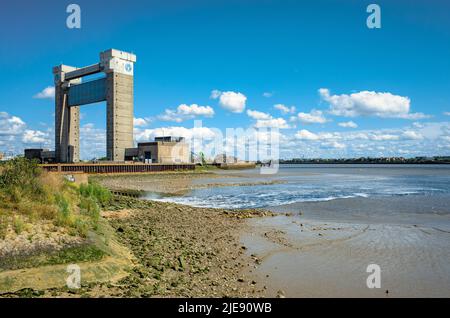 Der Abwasserabfluss fließt in die Themse, Beckton arbeitet mit Barking Creek Barrier im Hintergrund, East London, Großbritannien. Stockfoto