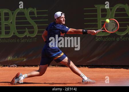 25. Juni 2022, Mailand, Italien: Italien, Mailand, 25 2022. juni: Francesco Passaro beim Tennisspiel FRANCESCO PASSARO (ITA) gegen FABIAN MAROZSAN (RUS) Semifinale des ATP Challenger Milan im Aspria Harbour Club (Bildnachweis: © Fabrizio Andrea Bertani/Pacific Press via ZUMA Press Wire) Stockfoto