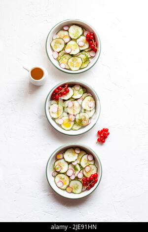 Gurken- und Rettichsalat mit Dill und roten Johannisbeeren Stockfoto