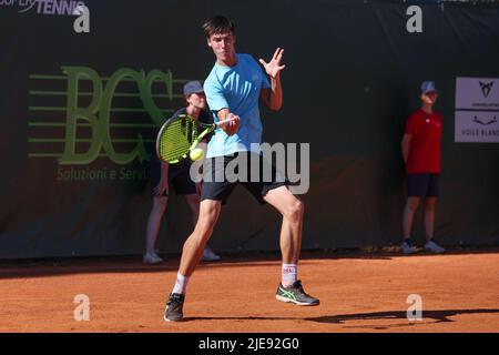 Mailand, Italien. 25.. Juni 2022. Italien, Mailand, 25 2022. juni: Fabian Morozsan während des Tennisspiels FRANCESCO PASSARO (ITA) gegen FABIAN MAROZSAN (RUS) Semifinale des ATP Challengers Milan im Aspria Harbour Club (Bild: © Fabrizio Andrea Bertani/Pacific Press via ZUMA Press Wire) Stockfoto