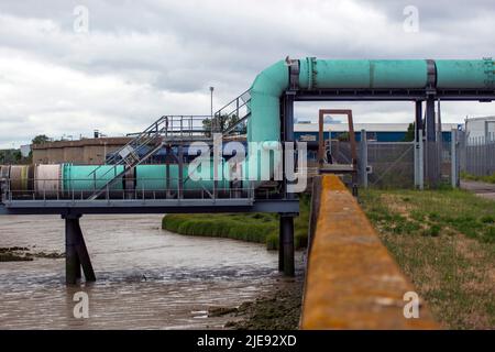 Oberirdische Abwasserbehandlungsrohre an der Themse, Beckton Kläranlage in, Newham, East London - England 2021 Stockfoto