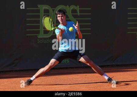 Mailand, Italien. 25.. Juni 2022. Italien, Mailand, 25 2022. juni: Fabian Morozsan während des Tennisspiels FRANCESCO PASSARO (ITA) gegen FABIAN MAROZSAN (RUS) Semifinale des ATP Challengers Milan im Aspria Harbour Club (Bild: © Fabrizio Andrea Bertani/Pacific Press via ZUMA Press Wire) Stockfoto