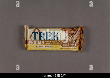TREK Protein Energy Riegel auf Grau. Ein glutenfreier, zuckerfreier Snack. Produkte des britischen Unternehmens Natural Balance Foods. Gesunde Lebensmittel. Ukraine, Niko Stockfoto