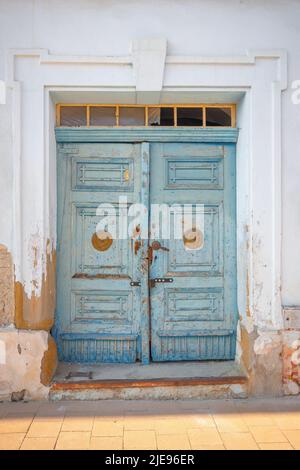 Detailansicht einer reich geformten Holztür. Stockfoto