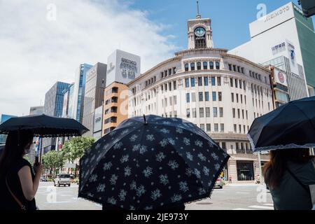 Tokio, Japan. 26.. Juni 2022. Menschen gehen auf einer Straße, während die Hitzewelle Tokio, Japan, trifft, 26. Juni 2022. Quelle: Zhang Xiaoyu/Xinhua/Alamy Live News Stockfoto