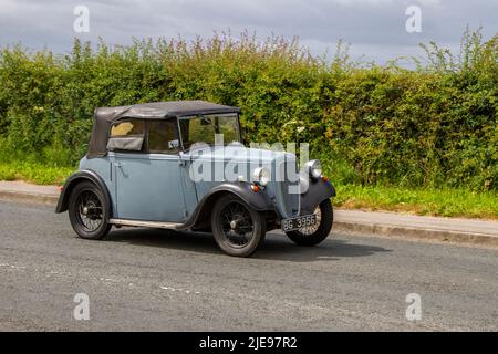 1935, 30s 30er Jahre Blue Austin 858cc Benzin; Antike Oldtimer, Motorräder, leichte Lastwagen, Ex-Armeefahrzeuge, Und Oldtimer kommen am Hoghton Tower zum Supercar Summer Showtime Car Meet an, das von Great British Motor Shows organisiert wird. Stockfoto