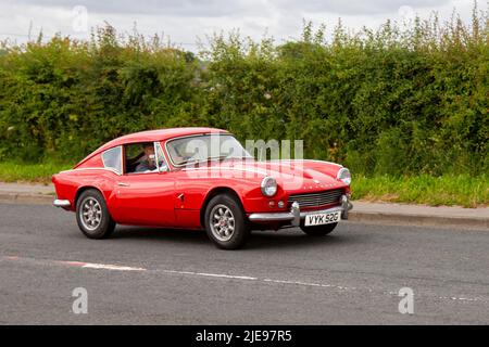 1969, 60er, 60er Jahre roter Triumph GT6 1998 ccm BenzinRoadster; antike Oldtimer kommen am Hoghton Tower zum Supercar Summer Showtime Car Meet an, das von Great British Motor Shows organisiert wird. Stockfoto