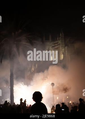Palma de Mallorca, Spanien; 23. 2022. Juni: Ein Kind beobachtet das Feuerwerk der Kathedrale von Palma de Mallorca bei der Feier der Nacht von San Stockfoto