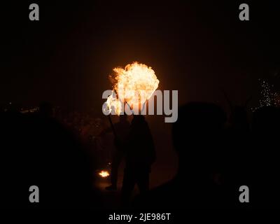 Palma de Mallorca, Spanien; 23. 2022. Juni: Silhouette eines Dämons während der Feier von San Juan 2022 im Parque del Mar in Palma de Mallorca Stockfoto