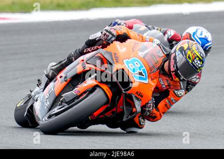 ASSEN, NIEDERLANDE - 26. JUNI: Remy Gardner von Tech3 KTM Factory Racing und New Sealand während der MotoGP of Netherlands beim TT Assen am 26. Juni 2022 in Assen, Niederlande. (Foto von Patrick Goosen/Orange Picturs) Stockfoto