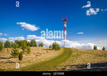 Telekommunikationsturm mit Antennen auf dem Hügel. Stockfoto