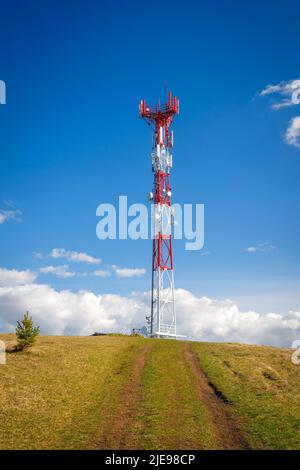 Telekommunikationsturm mit Antennen auf dem Hügel. Stockfoto
