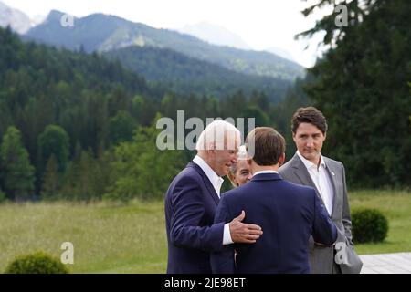 G7 Staats- und Regierungschefs (von links nach rechts) US-Präsident Joe Biden, EU-Kommissionspräsidentin Ursula von der Leyen, Frankreichs Präsident Emmanuel Macron und Kanadas Premierminister Justin Trudeau, nachdem sie während des Gipfeltreffens G7 in Schloss Elmau in den bayerischen Alpen für das Familienfoto posiert hatten. Bilddatum: Sonntag, 26. Juni 2022. Stockfoto