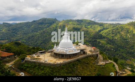 Mahamevnawa Buddhistischer Klostertempel auf der Bergspitze. Bandarawela, Sri Lanka. Stockfoto