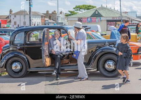 Southend on Sea, Großbritannien. 26.. Juni 2022. Oldtimer und Oldtimer werden an der City Beach Promenade in Southend ausgestellt. Die Autos und Fahrer haben an der jährlichen Oldtimer-Fahrt von London nach Southend 27. teilgenommen. Penelope Barritt/Alamy Live News Stockfoto