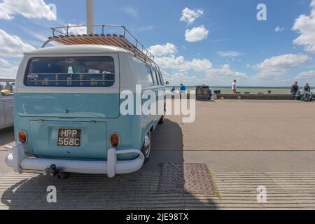 Southend on Sea, Großbritannien. 26.. Juni 2022. Oldtimer und Oldtimer werden an der City Beach Promenade in Southend ausgestellt. Die Autos und Fahrer haben an der jährlichen Oldtimer-Fahrt von London nach Southend 27. teilgenommen. Penelope Barritt/Alamy Live News Stockfoto