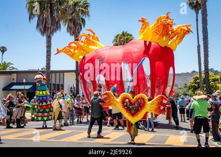Santa Barbara, USA. 25.. Juni 2022. Santa Barbara feiert die Sommersonnenwende am 25. Juni 2022 mit einer Parade aus Festwagen, riesigen Marionetten und skurrilen Kostümen in der Santa Barbara St im Zentrum von Santa Barbara, CA. Nach zwei Jahren der Schließung aufgrund der Pandemie erhielten die Organisatoren der Sonnenwende in diesem Jahr den „Schieß los.“ für eine persönliche Kunstveranstaltung. (Foto: Rod Rolle/Sipa USA) Quelle: SIPA USA/Alamy Live News Stockfoto