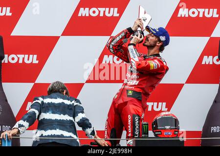 2022-06-26 14:59:26 ASSEN - Francesco Bagnaia (ITA) auf seinem Ducati gewinnt das Finale der MotoGP am 26. Juni 2022 auf dem TT-Kurs von Assen, Niederlande. ANP VINCENT JANNINK niederlande Out - belgien Out Stockfoto