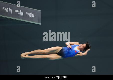 Budapest, Ungarn. 26.. Juni 2022. Quan Hongchan aus China tritt während der Women's 10m Platform Preliminary of Diving bei den FINA World Championships 19. in Budapest, Ungarn, am 26. Juni 2022 an. Quelle: Zheng Huansong/Xinhua/Alamy Live News Stockfoto