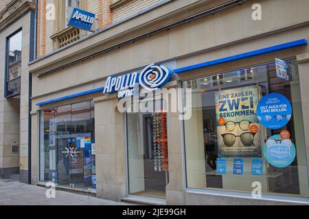 Wiesbaden, Deutschland - Oktober 18,2020 Apollo-Optik Store Front In Wiesbaden. Apollo-Optik ist Ein deutsches Optikerunternehmen, das sich auf Eyewear im Einzelhandel konzentriert. Stockfoto