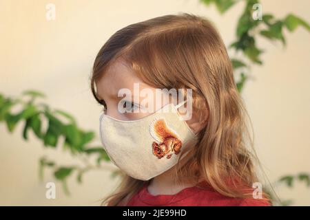 Kleinkind mit Gesichtsmaske während der Pandemie von Covid-19. Stockfoto