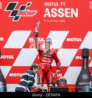 2022-06-26 14:59:28 ASSEN - Francesco Bagnaia (ITA) auf seinem Ducati gewinnt das Finale der MotoGP am 26. Juni 2022 auf dem TT-Kurs von Assen, Niederlande. ANP VINCENT JANNINK niederlande Out - belgien Out Stockfoto