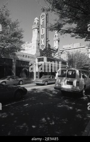 Das Gebäude in der Peachtree Street NE in Midtown Atlanta, Georgia, wurde ursprünglich als Schrein-Tempel entworfen, aber 1929 als Filmpalast eröffnet. Im Jahr 1970s wurde es vor dem Abriss gerettet und wurde zu einem Veranstaltungsort für darstellende Kunst. Zu diesem Zeitpunkt sollten Fake Friends im September erscheinen, Big im folgenden Monat. Stockfoto