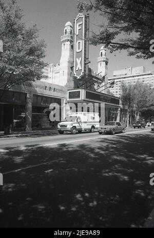 1980s, historisch, Außenansicht des Fox-Theaters, Atlanta, Georgia, USA. Das Gebäude in der Peachtree Street NE in Midtown Atlanta, Georgia, wurde ursprünglich als Schrein-Tempel entworfen, aber 1929 als Filmpalast eröffnet. Im Jahr 1970s wurde es vor dem Abriss gerettet und wurde zu einem Veranstaltungsort für darstellende Kunst. Zu dieser Zeit trat der amerikanische Sänger und Musiker John Fogerty auf, wobei der amerikanische Stand-up Comedian George Carlin im Oktober dort auftreten sollte. Stockfoto