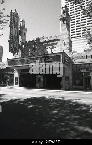 Das Gebäude in der Peachtree Street NE in Midtown Atlanta, Georgia, wurde ursprünglich als Schrein-Tempel entworfen, aber 1929 als Filmpalast eröffnet. Im Jahr 1970s wurde es vor dem Abriss gerettet und wurde zu diesem Zeitpunkt zu einem Veranstaltungsort für darstellende Kunst, der berühmte amerikanische Stand-up-Comedian George Carlin soll dort auftreten. Auf der Vorderseite des Gebäudes befindet sich eine Werbung für Delta Air Lines, dessen Hauptsitz sich in Atlanta befindet. Stockfoto