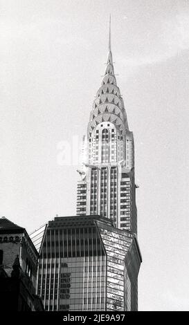 1980s, Außenansicht des Chrysler Building, eines Art déco-Wolkenkratzers, Manhattan, New York, USA. Gebaut und bezahlt vom US-Automobilmagnaten Walter Chrysler, als es 1930 fertiggestellt wurde, war es das höchste Gebäude der Welt. Stockfoto