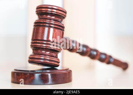 Richter Gavel mit Büchern auf hellem Holztisch Stockfoto