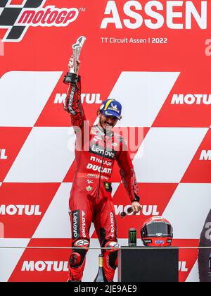 ASSEN - Francesco Bagnaia (ITA) auf seiner Ducati gewinnt das Finale der MotoGP am 26. Juni 2022 auf der TT-Strecke in Assen, Niederlande. ANP VINCENT JANNINK Stockfoto