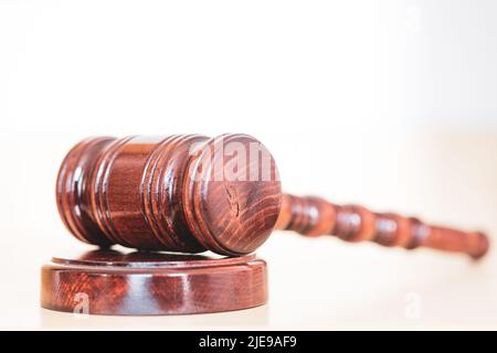 Richter hölzernen Gavel auf einem hölzernen Sockel auf einem Tisch in Gericht ruhen. Platz für Text kopieren Stockfoto