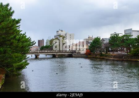 Matsue, Shimane, JAPAN - 1 2021. Dez. : Kitahori-Brücke (Kitahorihashi) am Abend im Schloss Matsue. Stockfoto