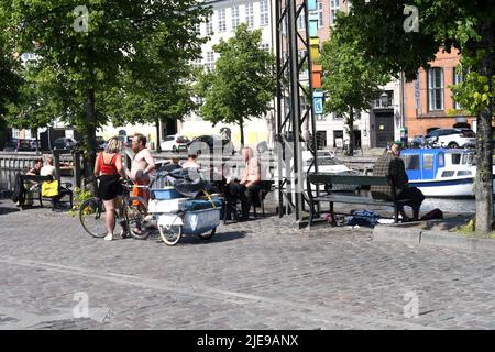 Kopenhagen /Dänemark/18 Juni 2022 /Menschen genießen den Sommertag in Kopenhagen Kanalblick von der Hojbro-Brücke und der Knippelsbo-Brücke in der dänischen Hauptstadt. (Foto..Francis Joseph Dean/Deanpictures). Stockfoto