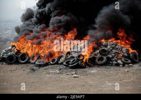 Sanaa, Jemen. 26.. Juni 2022. Flammen und Rauch steigen aus einem brennenden Haufen beschlagnahmter Betäubungsmittel während einer Vernichtungszeremonie, die anlässlich des Internationalen Tages gegen Drogenmissbrauch und illegalen Handel organisiert wurde. Die von Huthi betriebenen Sicherheitsdienste haben mehr als 40 Tonnen beschlagnahmter Betäubungsmittel verbrannt und zerstört. Quelle: Hani Al-ANSI/dpa/Alamy Live News Stockfoto
