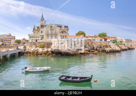 Cascais in der Nähe von Lissabon, Küstenstadt. Das Haus im Zentrum ist der Seixas Palast, der Anfang des 20.. Jahrhunderts auf dem Meer erbaut wurde. Portugal Stockfoto