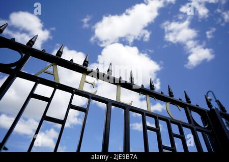 Ein allgemeiner Blick auf die ALETC-Tore vor der Wimbledon-Meisterschaft 2022 beim All England Lawn Tennis and Croquet Club in Wimbledon. Bilddatum: Sonntag, 26. Juni 2022. Stockfoto