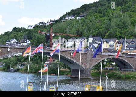 Flaggen vor der Moselbrücke Stockfoto