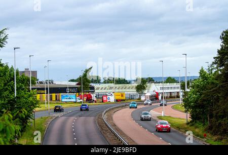 Dundee, Tayside, Schottland, Großbritannien. 26.. Juni 2022. Wetter in Großbritannien. Heute wird es in Dundee, Schottland, teilweise bewölkt, mit vereinzelten Schauern aus dem Südwesten und starken kalten Winden, mit Temperaturen bis zu 14 Grad Nur wenige Sonntagsfahrer fahren auf der zweispurigen Kingsway West, während das für Juni uneinheitliche Wetter für die Saison etwas zu wechselhaft ist. Kredit: Dundee Photographics/Alamy Live Nachrichten Stockfoto