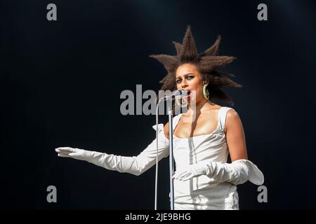 Glastonbury, Großbritannien. 25.. Juni 2022. Celeste tritt auf der West Holts-Bühne beim Glastonbury Festival auf der Worthy Farm in Somerset auf. Bilddatum: Samstag, 25. Juni 2022. Bildnachweis sollte lauten: David Jensen/Empics/Alamy Live News Stockfoto