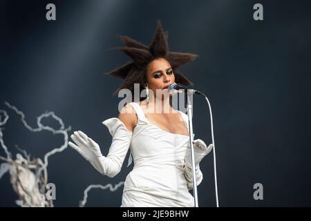 Glastonbury, Großbritannien. 25.. Juni 2022. Celeste tritt auf der West Holts-Bühne beim Glastonbury Festival auf der Worthy Farm in Somerset auf. Bilddatum: Samstag, 25. Juni 2022. Bildnachweis sollte lauten: David Jensen/Empics/Alamy Live News Stockfoto