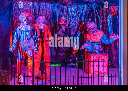 Mehrere gruselige Clown-Dekorationen in einem Geisterhaus für Halloween. Stockfoto